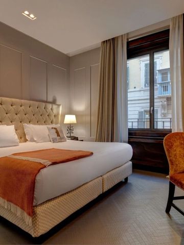 Elegantes Hotelzimmer mit großen Fenstern und stilvoller Einrichtung