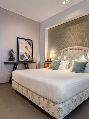 Geräumiges Zimmer mit gemütlichem Bett und dekorativen Details