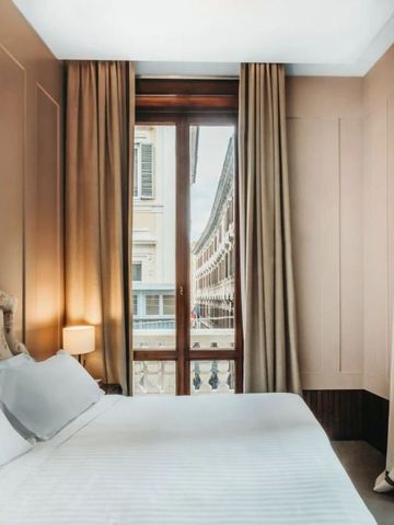 Zimmer mit Aussicht auf klassische römische Architektur