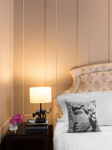 Detailaufnahme eines schicken Hotelzimmers mit eleganter Deko