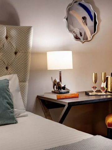 Sitzbereich im Zimmer mit Tisch und Sessel in dezenter Beleuchtung