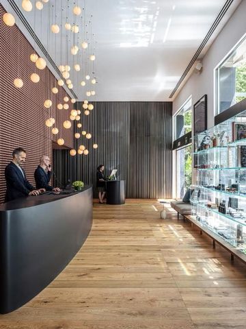 Stilvolle Lobby mit Holzfußboden, modernen Designelementen und Beleuchtung