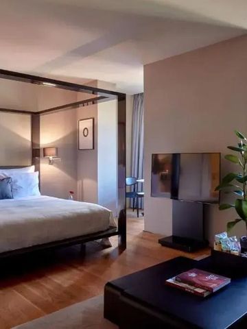 Geräumiges Zimmer mit Himmelbett, großen Fenstern und stilvollem Dekor