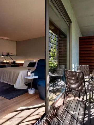 Moderne Suite mit privatem Balkon und stilvoller Einrichtung