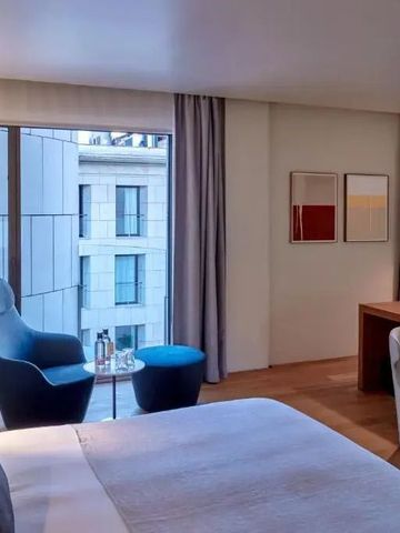 Modernes Hotelzimmer mit Schreibtisch und gemütlicher Sitzecke