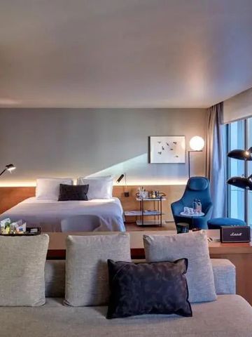 Luxuriöses Zimmer mit großem Bett und stilvoller Einrichtung