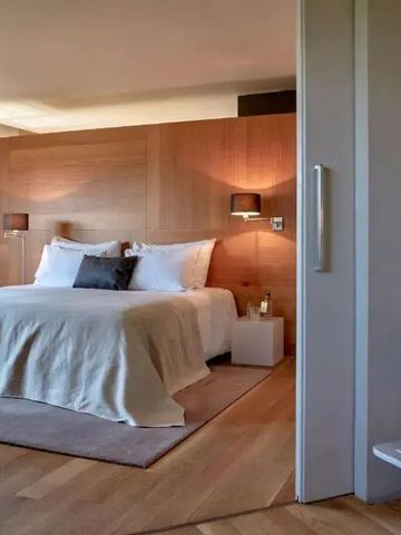 Helles Schlafzimmer mit Doppelbett und Holzakzenten