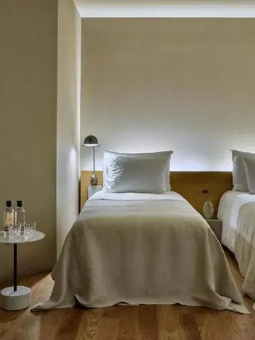 Doppelzimmer mit separaten Betten und edler Beleuchtung