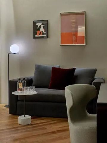 Gemütliche Sitzecke mit stilvollem Sofa und Kunstdekoren