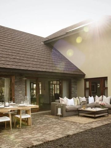 Sonnige Terrasse mit stilvoller Sitzgruppe und Essbereich im Freien