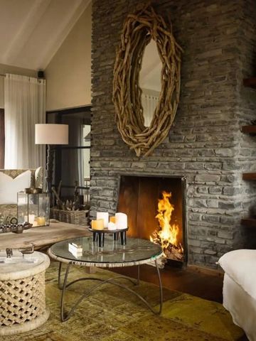 Gemütliches Wohnzimmer mit Kamin und eleganten Sitzmöbeln