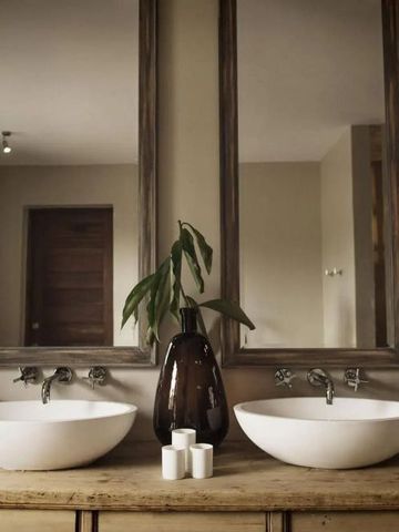 Elegante Badezimmer mit Holztisch und modernen Waschbecken