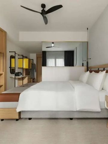 Geräumiges Zimmer mit Kingsize-Bett und moderner Einrichtung