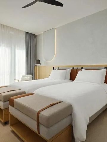 Zweibettzimmer mit modernen Möbeln und natürlichem Licht