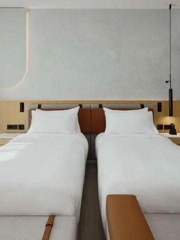 Zweibettzimmer mit minimalistischer Dekoration und Licht