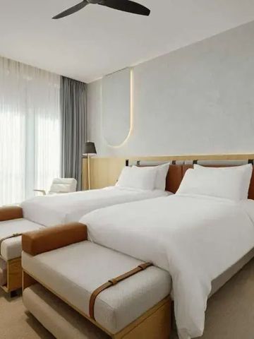 Zweibettzimmer mit eleganten Designelementen und großen Fenstern