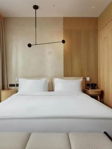 Elegantes Hotelzimmer mit Doppelbett und moderner Beleuchtung