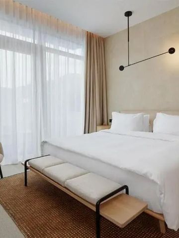 Geräumiges Schlafzimmer mit natürlichem Licht und gemütlicher Einrichtung