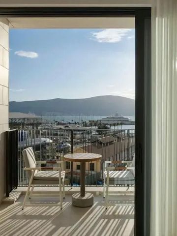 Blick vom Balkon auf das Meer und die Berge bei Tageslicht