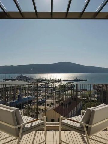 Zwei Stühle auf Balkon mit Aussicht auf den Hafen und das Gebirge