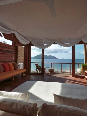 Raum mit weitem Meerblick und eleganten Vorhängen