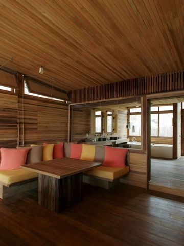 Gemütliche Sitzecke mit Holzdekoration und farbigen Kissen