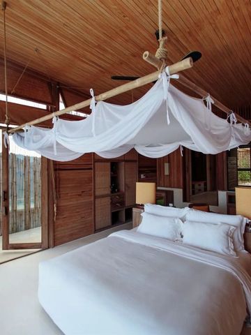 Schlafzimmer mit Himmelbett und Holzinterieur