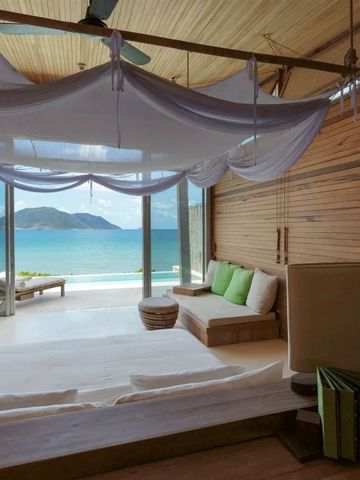 Luxusvilla mit Meerblick und modernen Designermöbeln