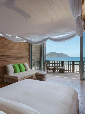 Helles Zimmer mit offenen Fenstern und direktem Blick auf das Meer