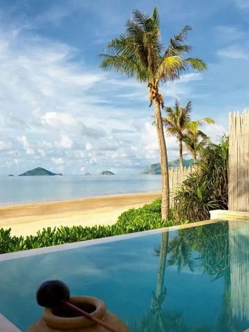 Infinity-Pool mit Blick auf den Strand und Palmen