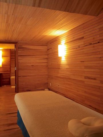 Eleganter Spa-Raum mit entspannendem Holzdesign und gedämpftem Licht