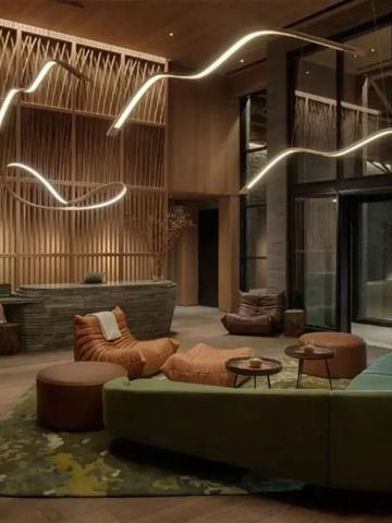 Elegante Lobby mit kreativem Lichtdesign und komfortabler Sitzgelegenheit