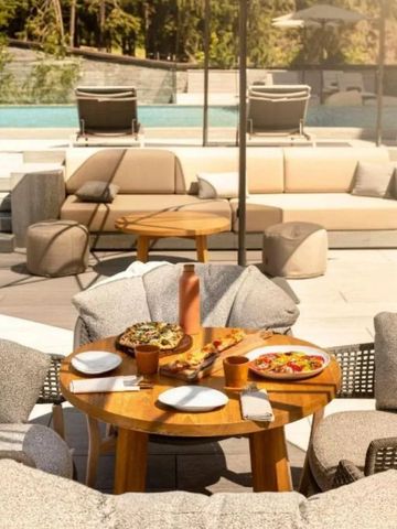 Gemütliche Terrasse mit Sitzgelegenheiten und Blick auf den Pool