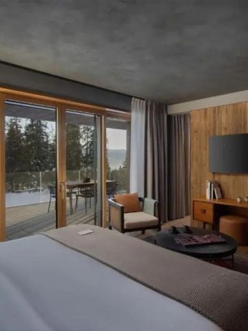 Luxuriöses Zimmer mit Holzdetails und Panoramablick auf die Berge
