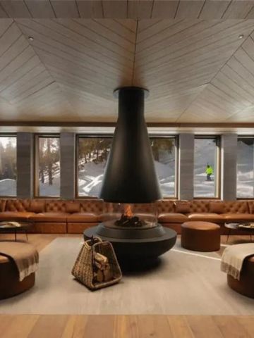 Einladende Lounge mit Kamin und Sitzgelegenheiten in warmen Tönen