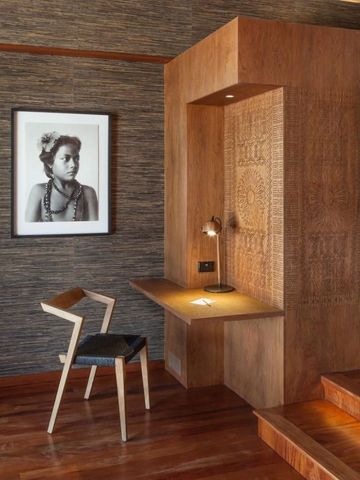 Elegante Holzecke mit Schreibtisch in Suite und Kunst an der Wand