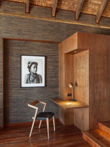 Elegantes Hotelzimmer mit Holztönen und Kunstwerk an der Wand