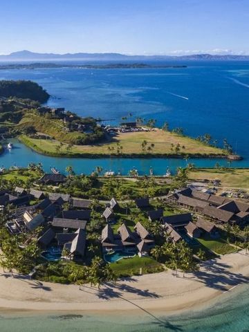 Luftaufnahme einer luxuriösen tropischen Insellandschaft mit Villen und Strand