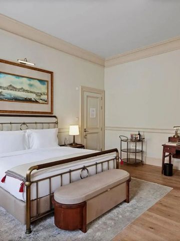 Luxuriöses Gästezimmer mit großem Bett und stilvollem Dekor