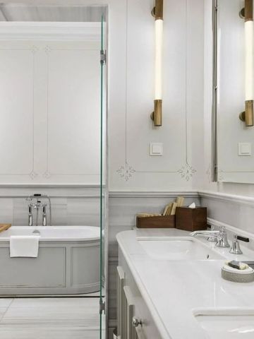 Modernes Badezimmer mit eleganter Badewanne und Doppelwaschtisch