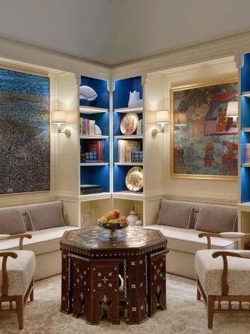 Gemütliche Leseecke mit kunstvoll dekorierten Regalen