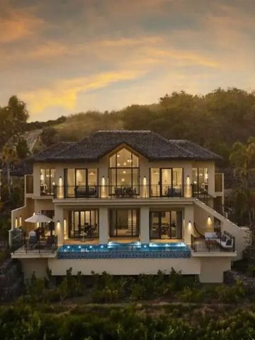 Luxusvilla mit großem Pool und zwei Etagen in malerischer Umgebung bei Sonnenuntergang.