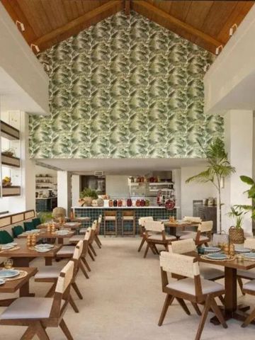 Gemütliches Restaurant mit tropischem Dekor und Sitzplätzen