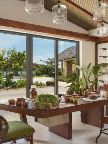 Eleganter Frühstücksraum mit Naturblick und frischen Zutaten