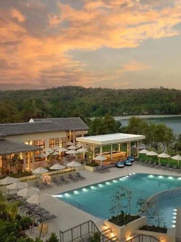 Außenansicht des Hotels mit Pool und schöner Landschaft bei Sonnenuntergang