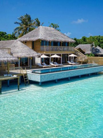 Luxuriöse Villa mit privatem Pool und Strohdach am Meer