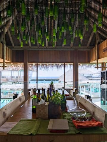 Elegantes Weinangebot in der Bar mit Blick auf das Meer