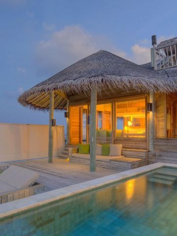 Luxuriöse Wasservilla mit privatem Pool und Meerblick