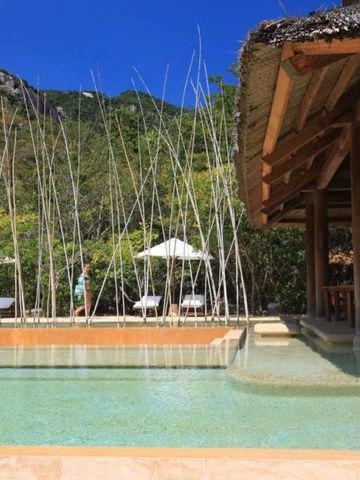 Landschaftspool mit naheliegendem Pavillon und Berglandschaft