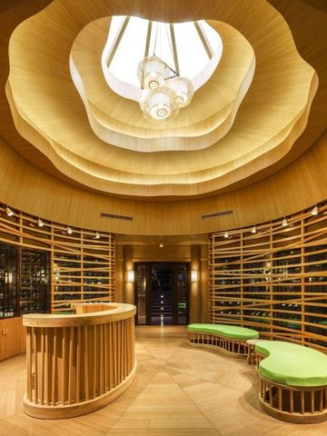 Eleganter Weinkeller mit modernem Holzdesign und einzigartigem Deckenmuster